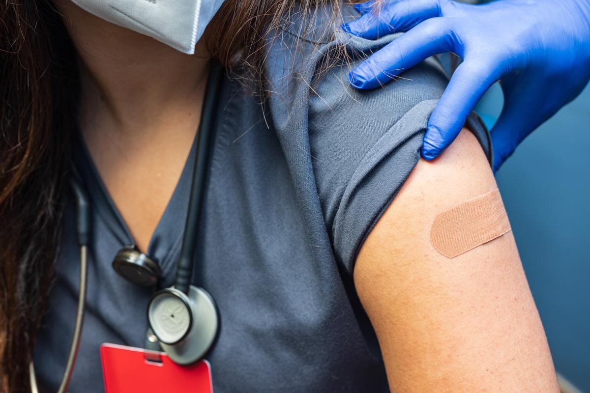 Study: Effectiveness of the BNT162b vaccine fourth dose in reducing SARS-CoV-2 infection among healthcare workers in Israel, a multi-center cohort study. Image Credit: Vincent B David/Shutterstock